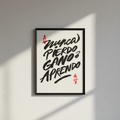 Nunca Pierdo Gano o Aprendo — pared gris con luz de ventana